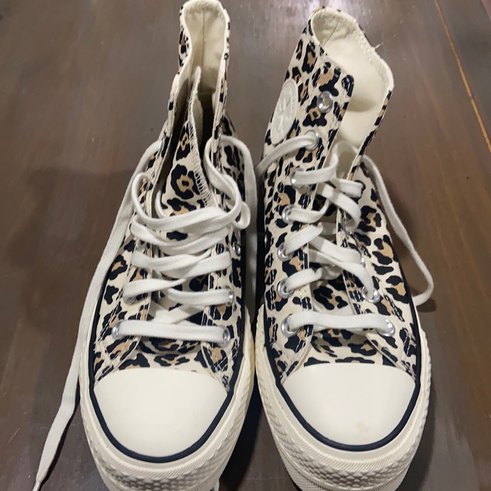 Converse leopard print